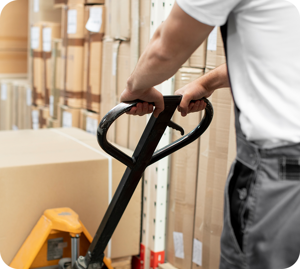 cerrar-hombre-trabajando-en-almacen-logistico cerrar-hombre-trabajando-en-almacen-logistico